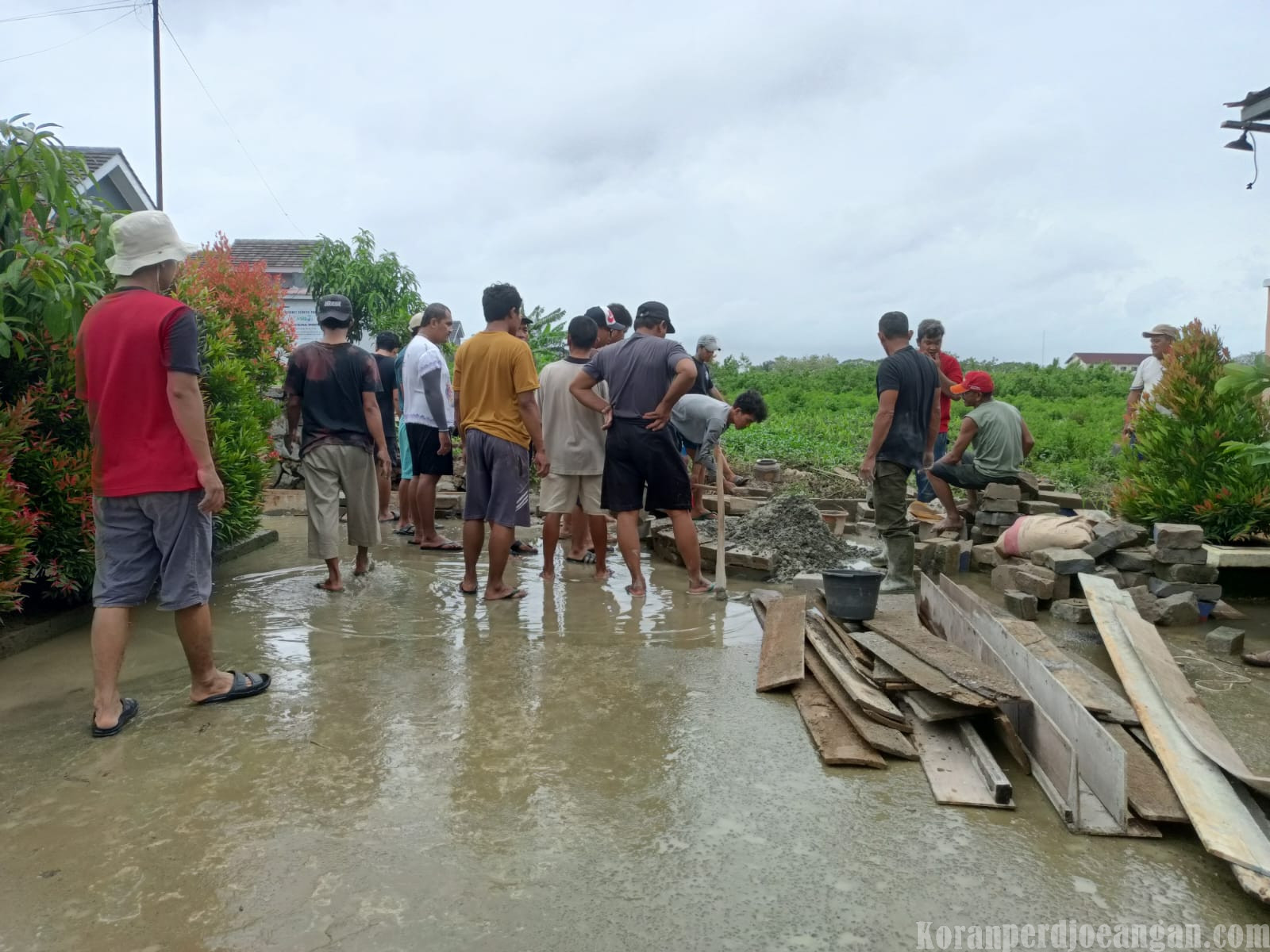 Antisipasi Banjir, Warga Griya Hasanah Kertamukti Gotong Royong Bersihkan Lingkungan
