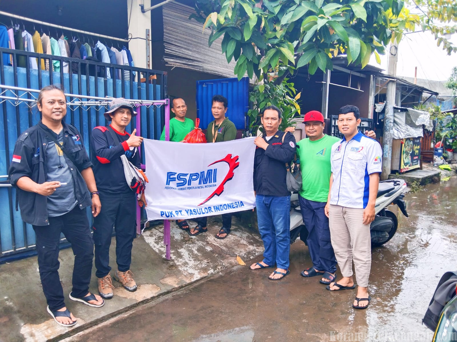PUK SPAI FSPMI PT Yasulor Indonesia Salurkan Solidaritas Banjir ke Anggota Terdampak di Puri Cikarang Hijau