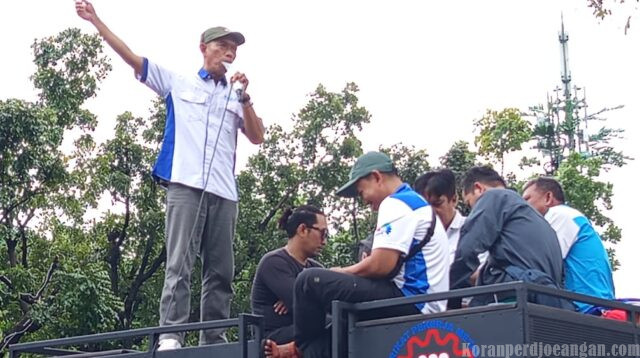 Ratusan Buruh KSPI DKI Jakarta Datangi Balai Kota, Menuntut Revisi Upah DKI Jakarta