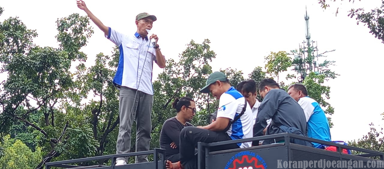 Ratusan Buruh KSPI DKI Jakarta Datangi Balai Kota, Menuntut Revisi Upah DKI Jakarta