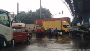 Kemacetan Parah di Bawah Flyover Cikarang, Pengguna Jalan Diminta Berhati-hati