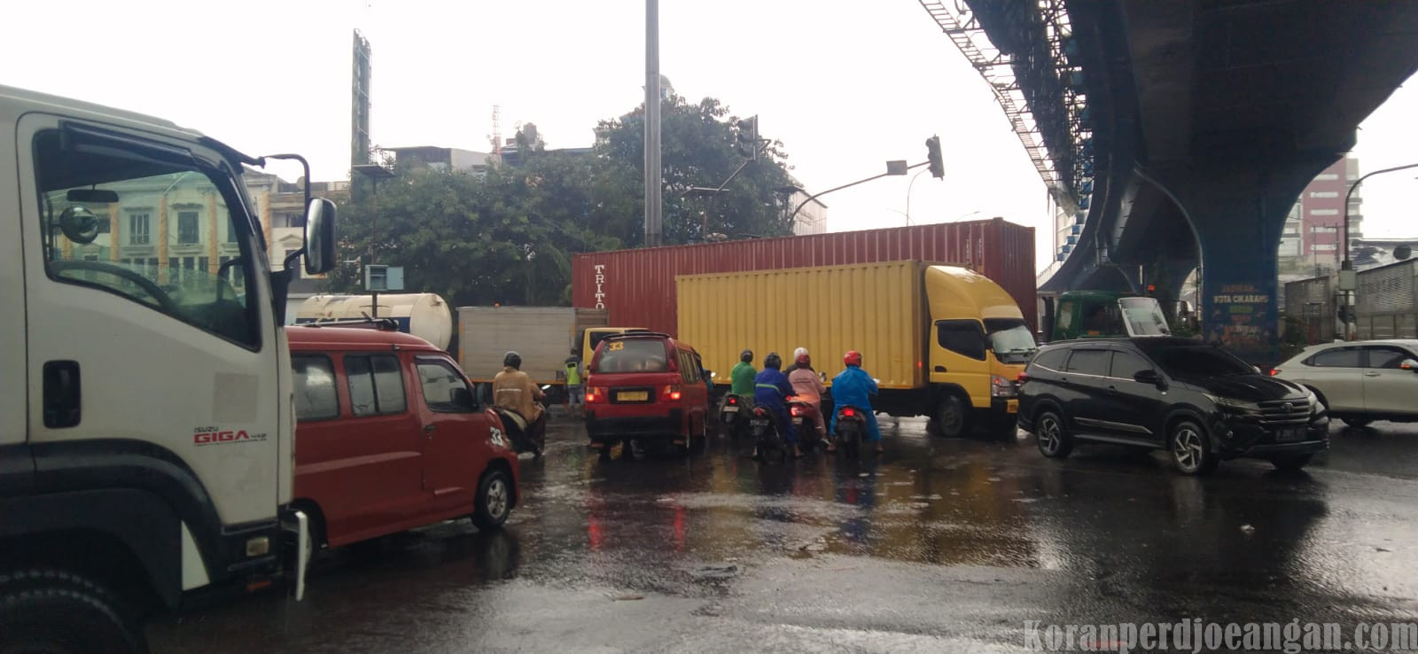 Kemacetan Parah di Bawah Flyover Cikarang, Pengguna Jalan Diminta Berhati-hati