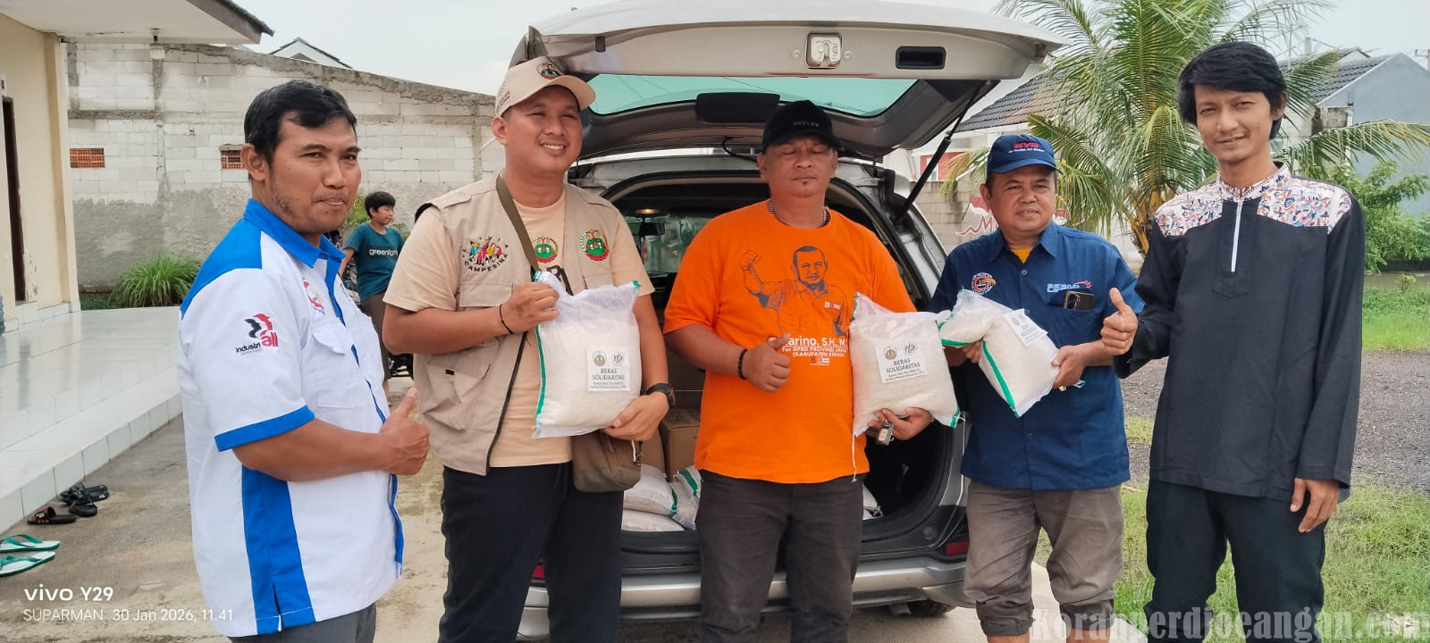 Tim Tagana FSPMI Bekasi Salurkan Bantuan Sembako dan Air untuk Warga Terdampak Banjir