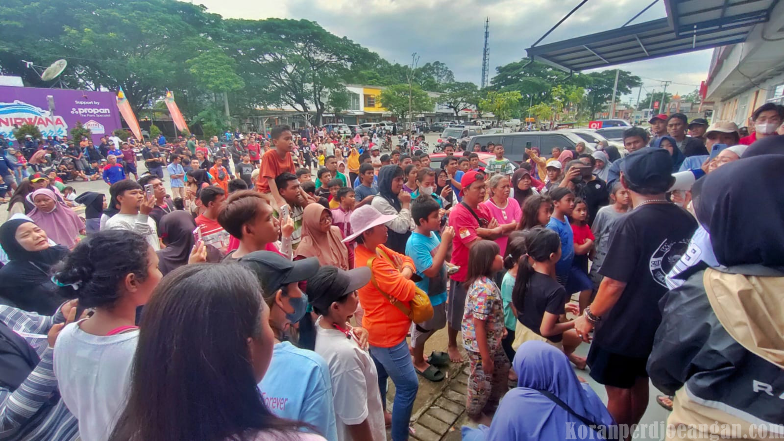 Warga PNR Demo Kantor Pemasaran Tuntut Solusi Banjir