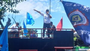 Ratusan Buruh Kepung Disnakertrans Jabar Tuntut Revisi UMSK 2026