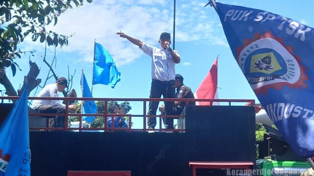 Ratusan Buruh Kepung Disnakertrans Jabar Tuntut Revisi UMSK 2026