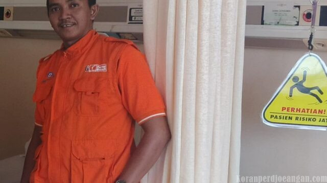 Ridwan Prayudi Relawan Jamkeswatch Surabaya Dampingi Warga Kurang Mampu Dapatkan Pertolongan Medis di RSI Jemursari