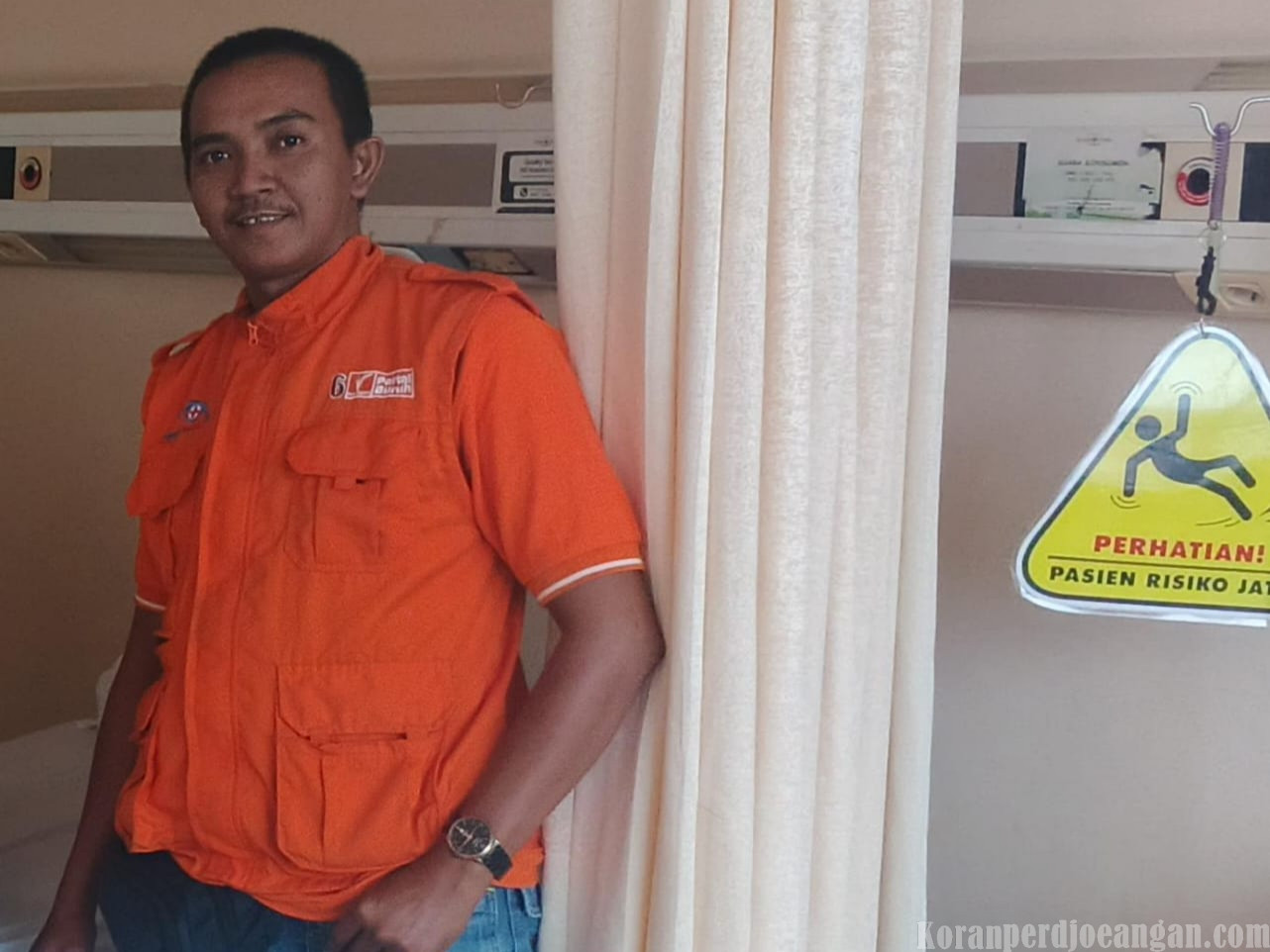 Ridwan Prayudi Relawan Jamkeswatch Surabaya Dampingi Warga Kurang Mampu Dapatkan Pertolongan Medis di RSI Jemursari