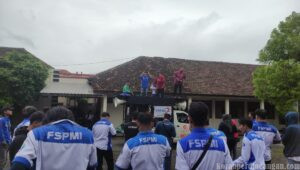 Buruh FSPMI Jepara Demo DISKOPUKMNAKERTRANS Jepara : Ingatkan Tupoksi Dinas Tenaga Kerja