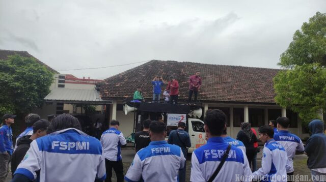 Buruh FSPMI Jepara Demo DISKOPUKMNAKERTRANS Jepara : Ingatkan Tupoksi Dinas Tenaga Kerja