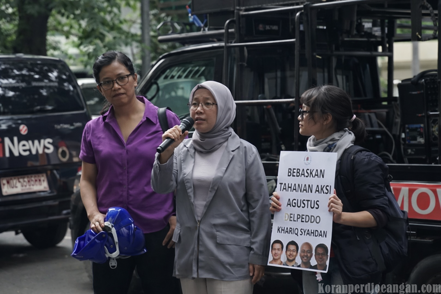 Ibu Delpedro Sampaikan Harapan di PN Jakpus, Minta Anak dan Tahanan Aksi Agustus 2025 Dibebaskan