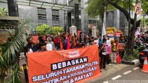 Partai Buruh Aksi di PN Jakpus, Tuntut Bebaskan Tahanan Politik