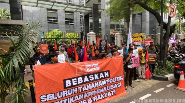 Partai Buruh Aksi di PN Jakpus, Tuntut Bebaskan Tahanan Politik