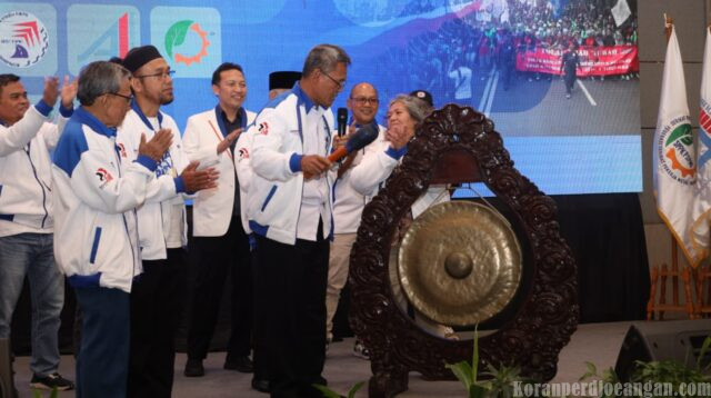 Presiden FSPMI Riden Hatam Aziz Resmi Buka Kongres VII FSPMI dengan Tujuh Kali Pukulan Goong