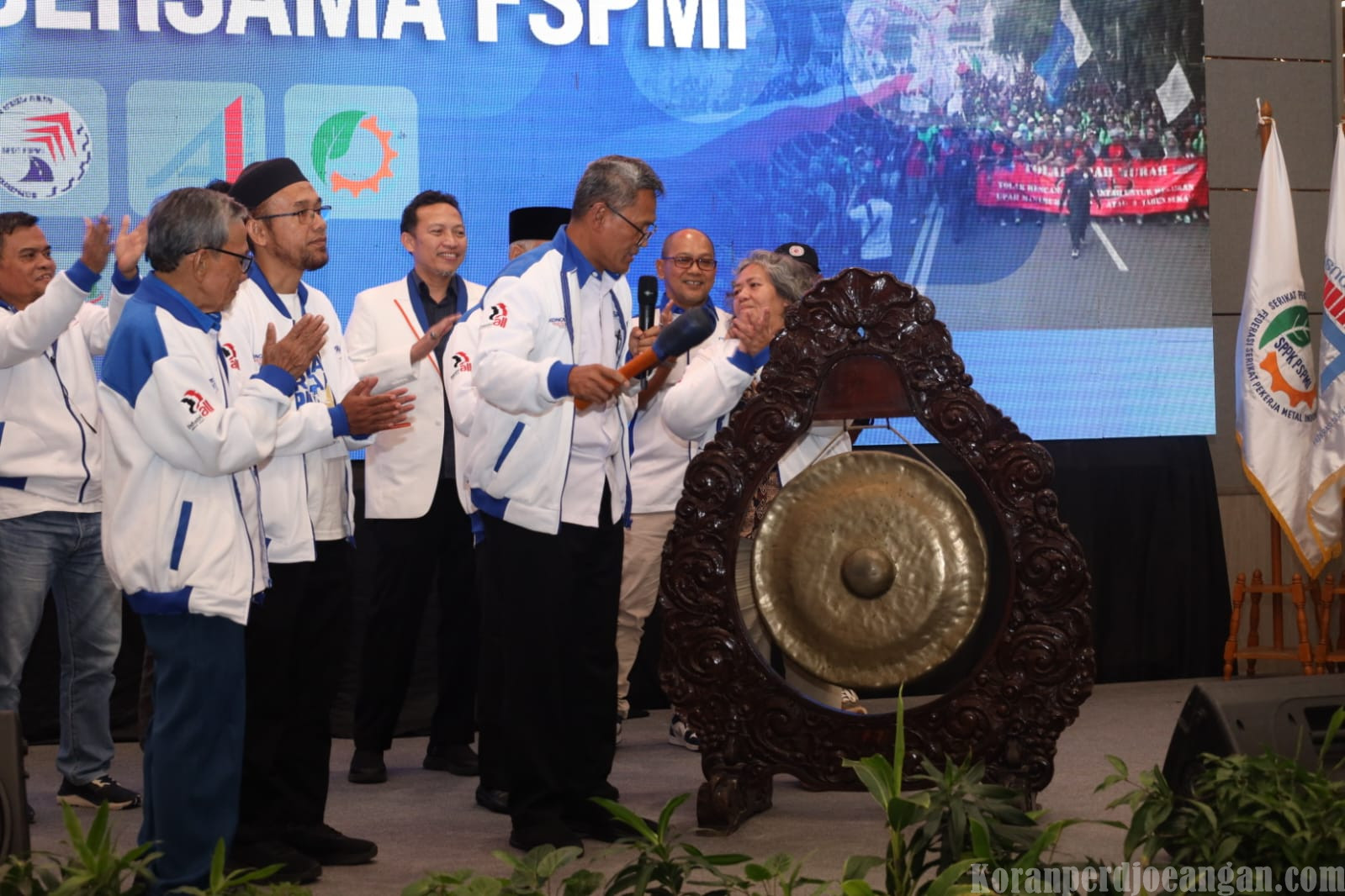 Presiden FSPMI Riden Hatam Aziz Resmi Buka Kongres VII FSPMI dengan Tujuh Kali Pukulan Goong