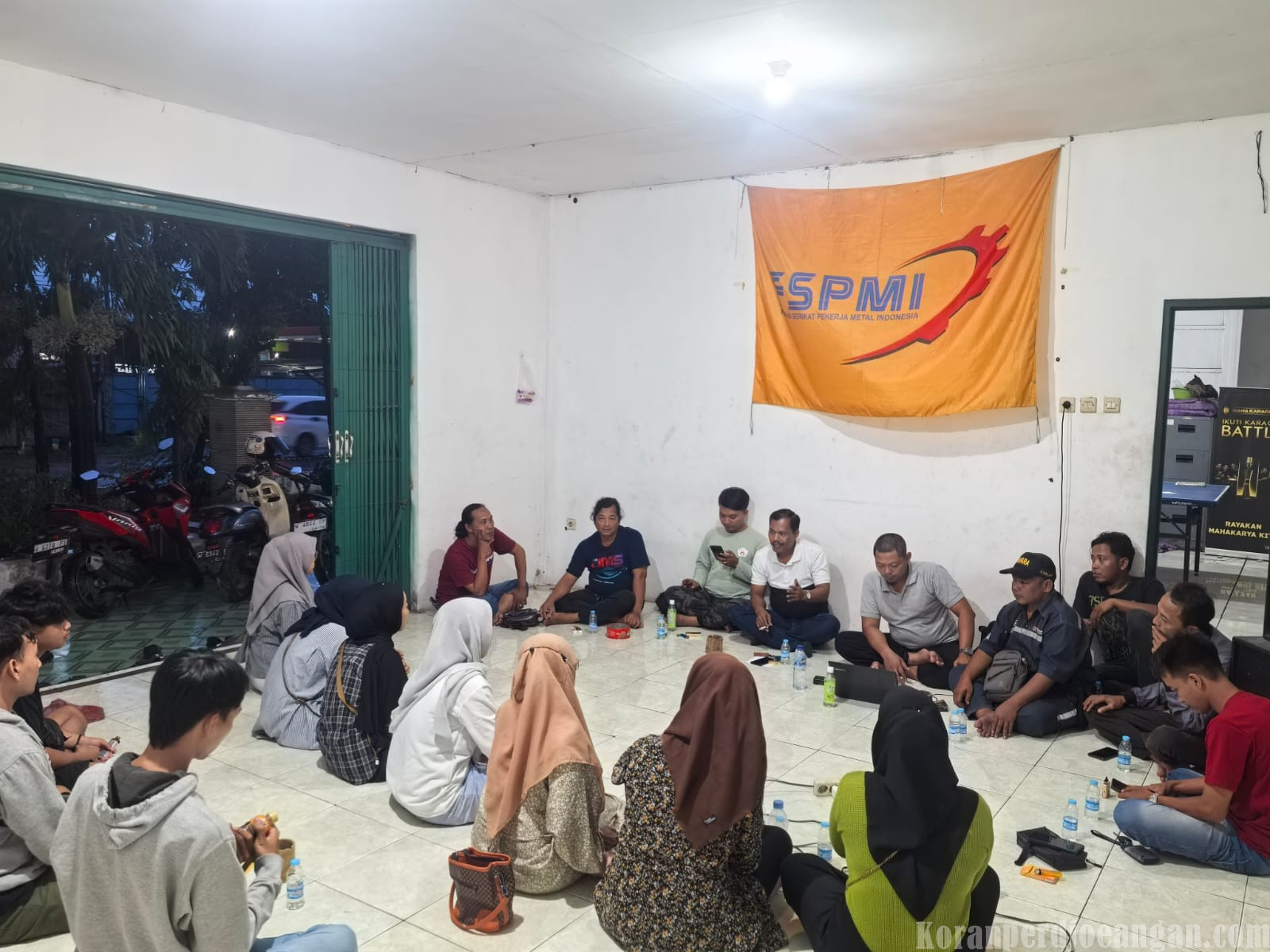 Tiga Hari Jelang Ramadhan, Ratusan Buruh Outsourcing Pabrik Mie Sedap Datangi Basecamp Serikat