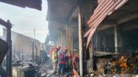 Kebakaran Ruko di Belakang Pasar Rebo Purwakarta, Pemadaman Berlangsung Hingga Pagi Kebakaran Ruko di Belakang Pasar Rebo Purwakarta, Pemadaman Berlangsung Hingga Pagi