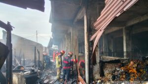 Kebakaran Ruko di Belakang Pasar Rebo Purwakarta, Pemadaman Berlangsung Hingga Pagi