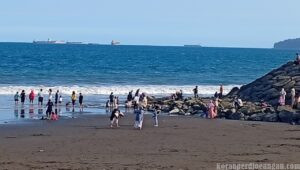 Libur Lebaran, Pantai Kemiren Jadi Destinasi Favorit Anggota FSPMI PT Sumi Indo Wiring Systems