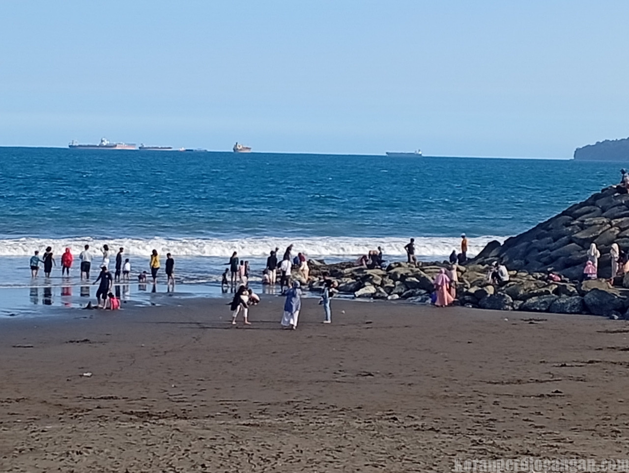 Libur Lebaran, Pantai Kemiren Jadi Destinasi Favorit Anggota FSPMI PT Sumi Indo Wiring Systems