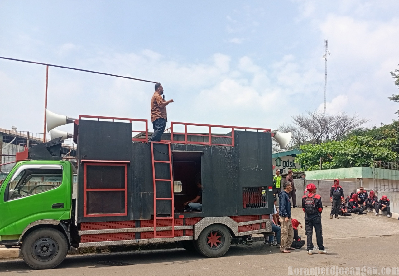 Tanpa SP, Suhendra di PHK: Buruh FSPMI Bekasi Unjuk Rasa PT Gobel Dharma Sarana Karya