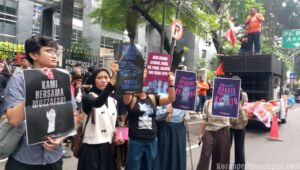 Ratusan Massa Partai Buruh dan Mahasiswa Kepung PN Jakarta Pusat, Tuntut Bebaskan Aktivis Aksi Agustus 2025