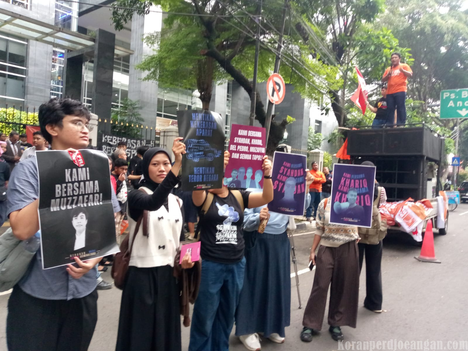 Ratusan Massa Partai Buruh dan Mahasiswa Kepung PN Jakarta Pusat, Tuntut Bebaskan Aktivis Aksi Agustus 2025