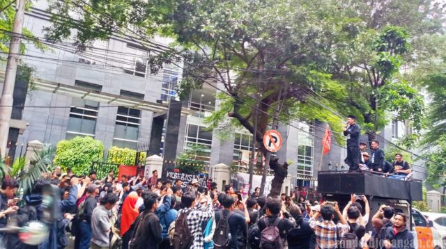 Ratusan Buruh dan Mahasiswa Gelar Aksi Solidaritas di PN Jakarta Pusat, Empat Aktivis Akhirnya Dibebaskan