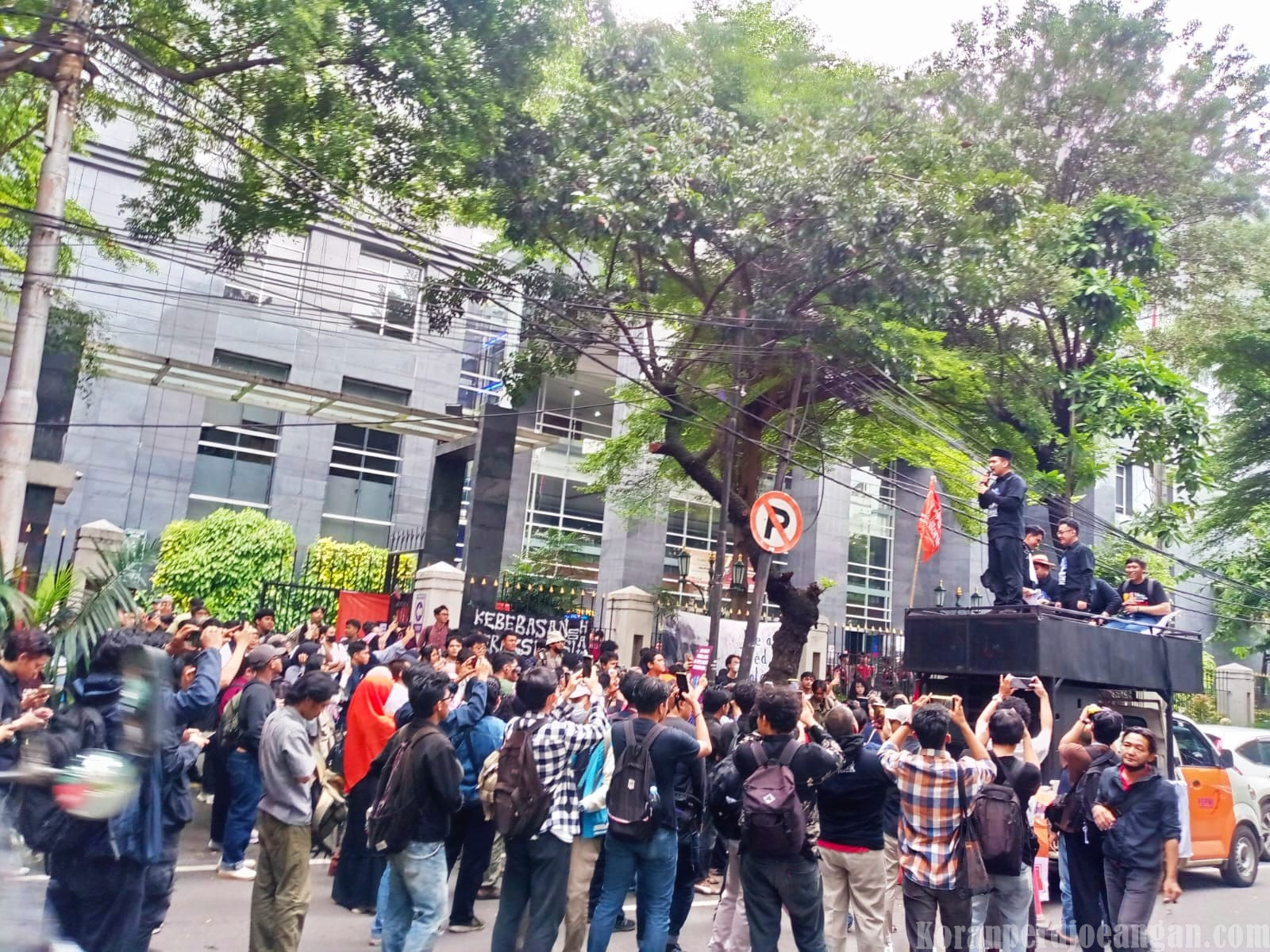 Ratusan Buruh dan Mahasiswa Gelar Aksi Solidaritas di PN Jakarta Pusat, Empat Aktivis Akhirnya Dibebaskan