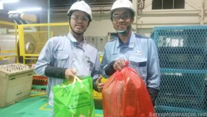 Pemberian Simbolis Bingkisan Lebaran Kepada Karyawan