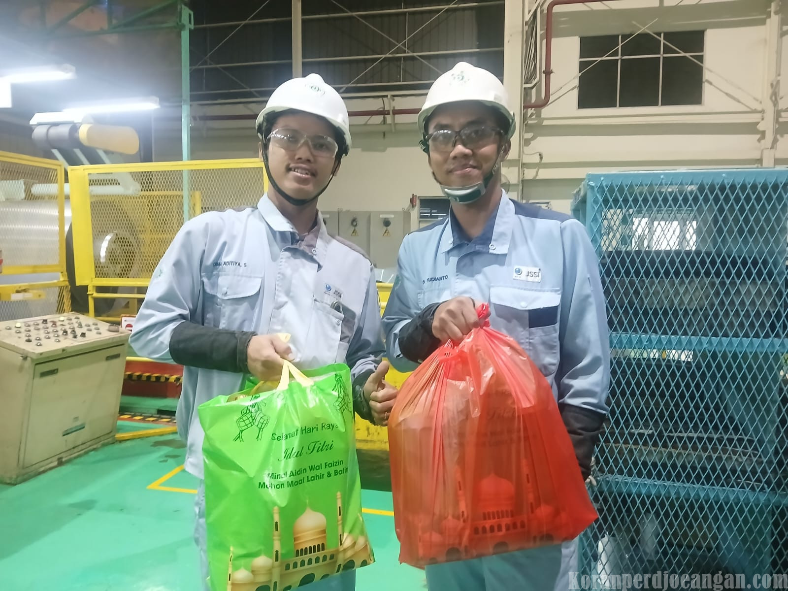 Pemberian Simbolis Bingkisan Lebaran Kepada Karyawan