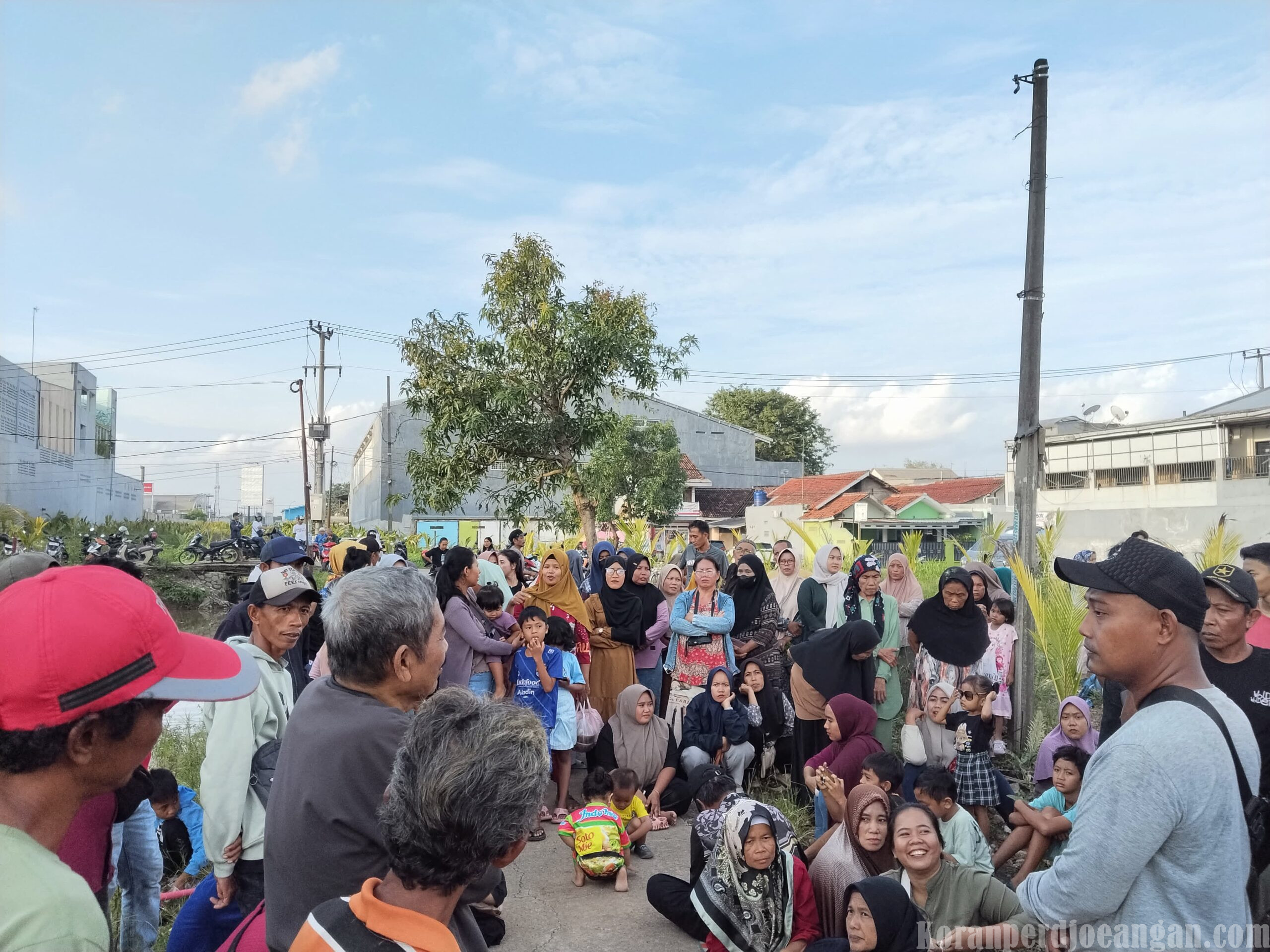 Empat Bulan Pasca Penggusuran, Warga Karangsinom Bersatu Perjuangkan Realisasi Rumah Relokasi