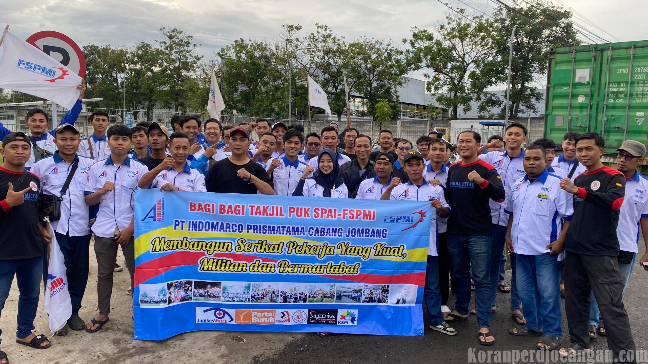 Wujud Kepedulian di Bulan Ramadan, Serikat Pekerja FSPMI PUK PT Indomarco Jombang Bagikan 500 Paket Takjil