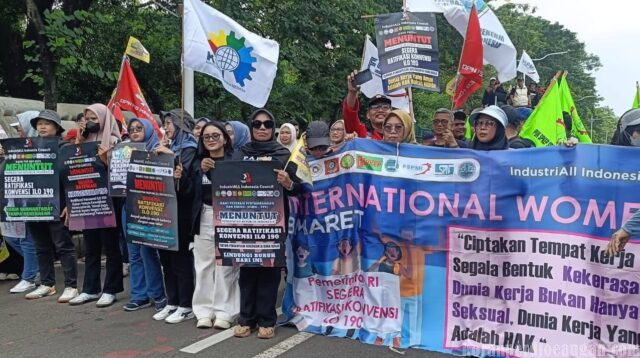 Peringati Hari Perempuan Sedunia, Ratusan Buruh Kepung Istana Desak Ratifikasi Konvensi ILO 190