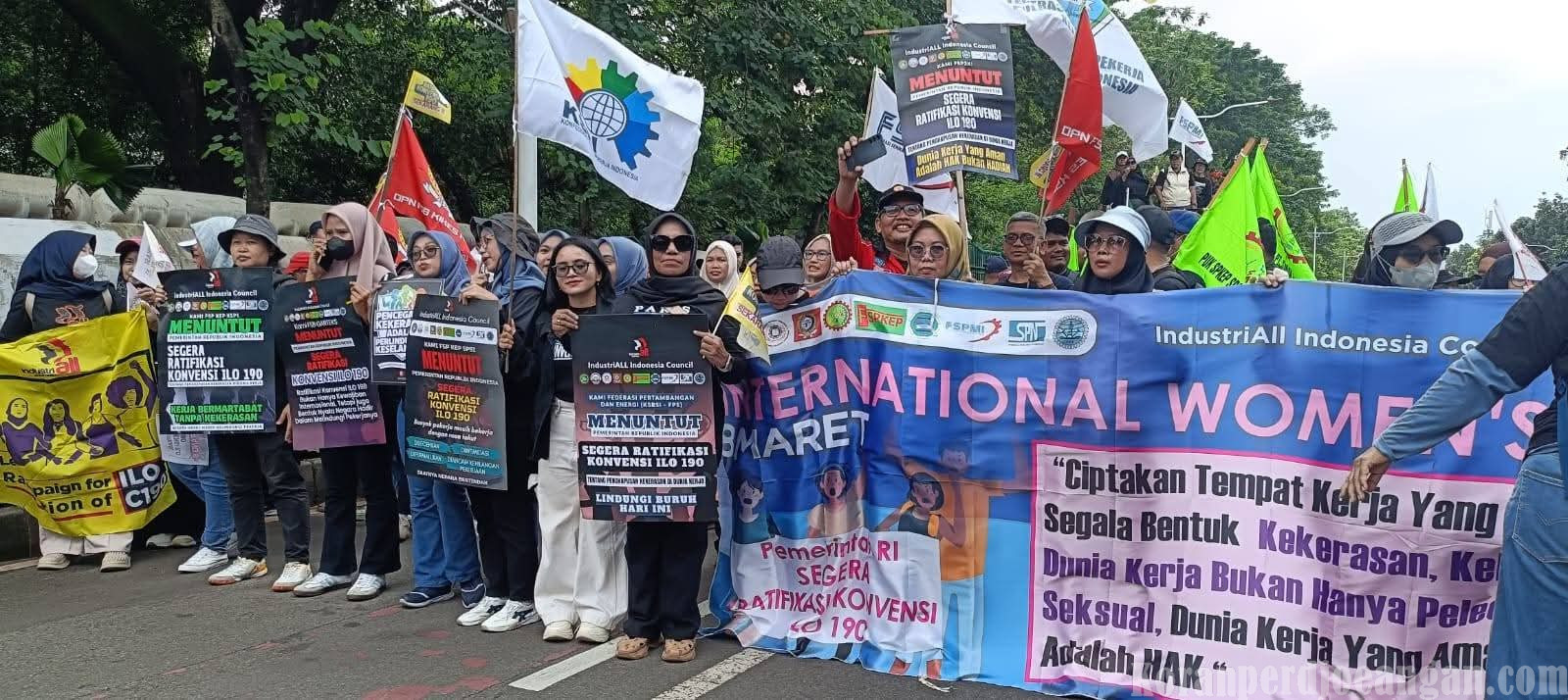 Peringati Hari Perempuan Sedunia, Ratusan Buruh Kepung Istana Desak Ratifikasi Konvensi ILO 190