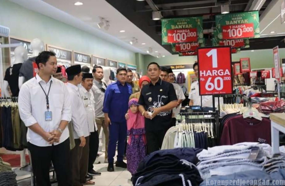 Plt Bupati Bekasi Dampingi 100 Anak Yatim Beli Kebutuhan Lebaran