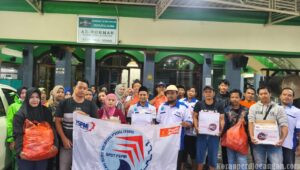 Meski Diguyur Hujan, SPDT FSPMI Sidoarjo Berbagi 500 Paket Takjil dari Dana Mandiri