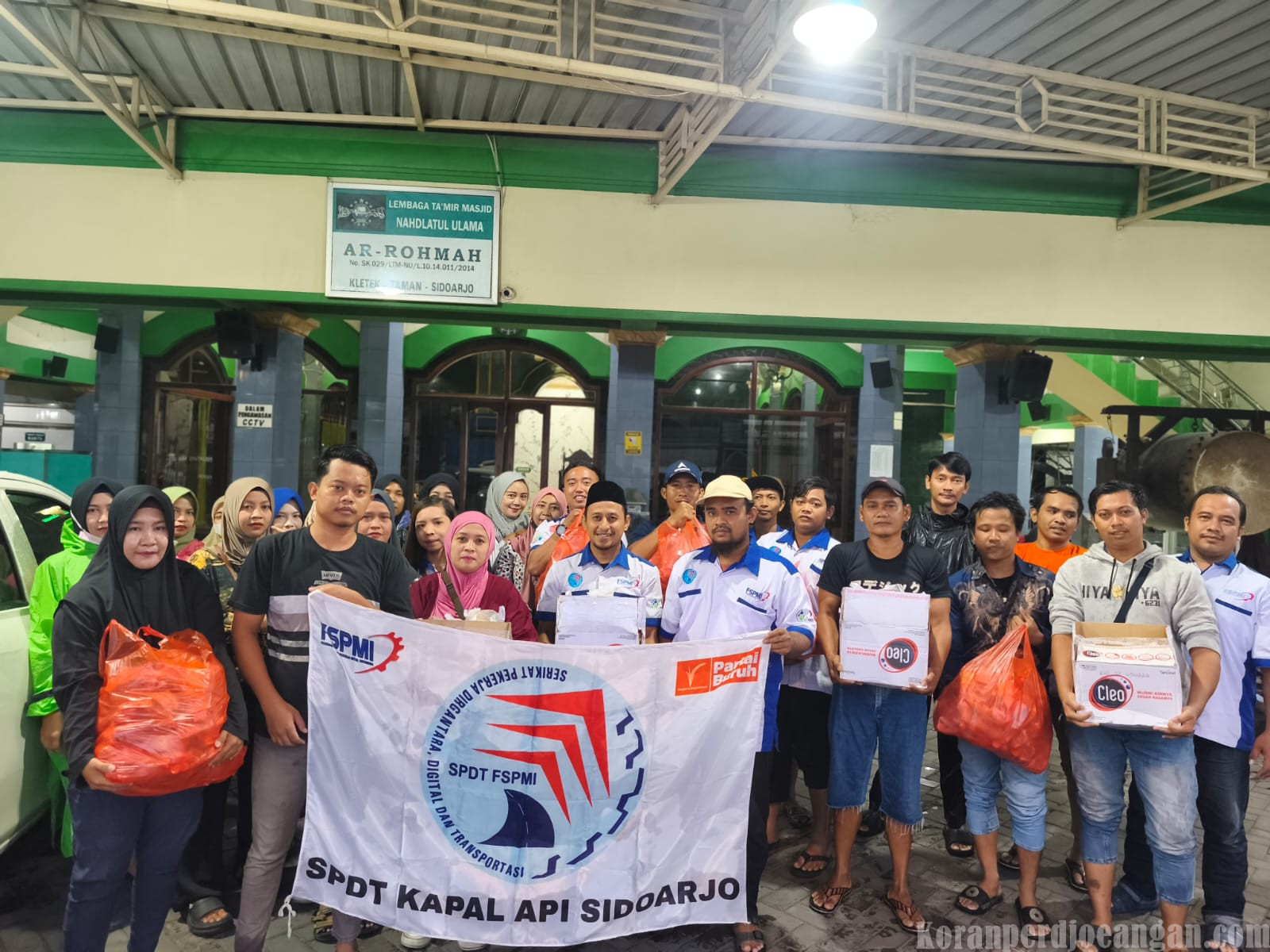 Meski Diguyur Hujan, SPDT FSPMI Sidoarjo Berbagi 500 Paket Takjil dari Dana Mandiri