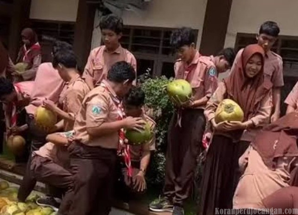 Sembilan SPPG di Gresik Distop Sementara Gegara Menu MBG Berbentuk Kelapa Utuh