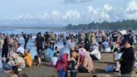 Pantai Pangandaran Dipadati Wisatawan di H+1 Lebaran