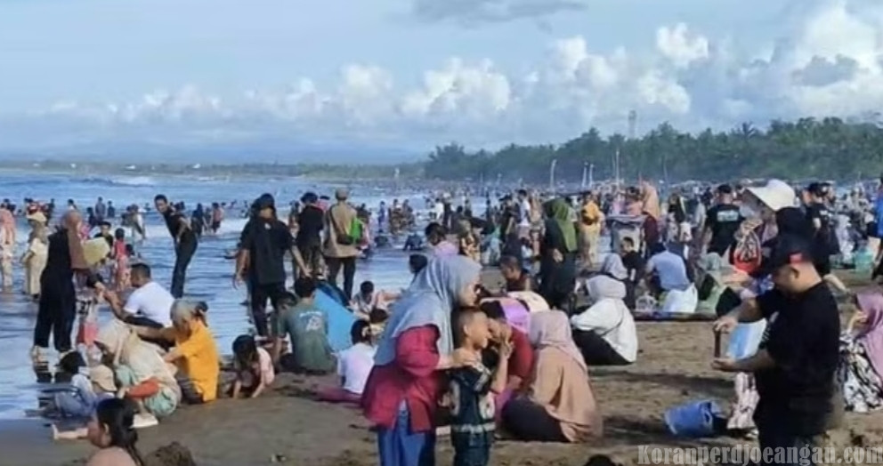 Pantai Pangandaran Dipadati Wisatawan di H+1 Lebaran