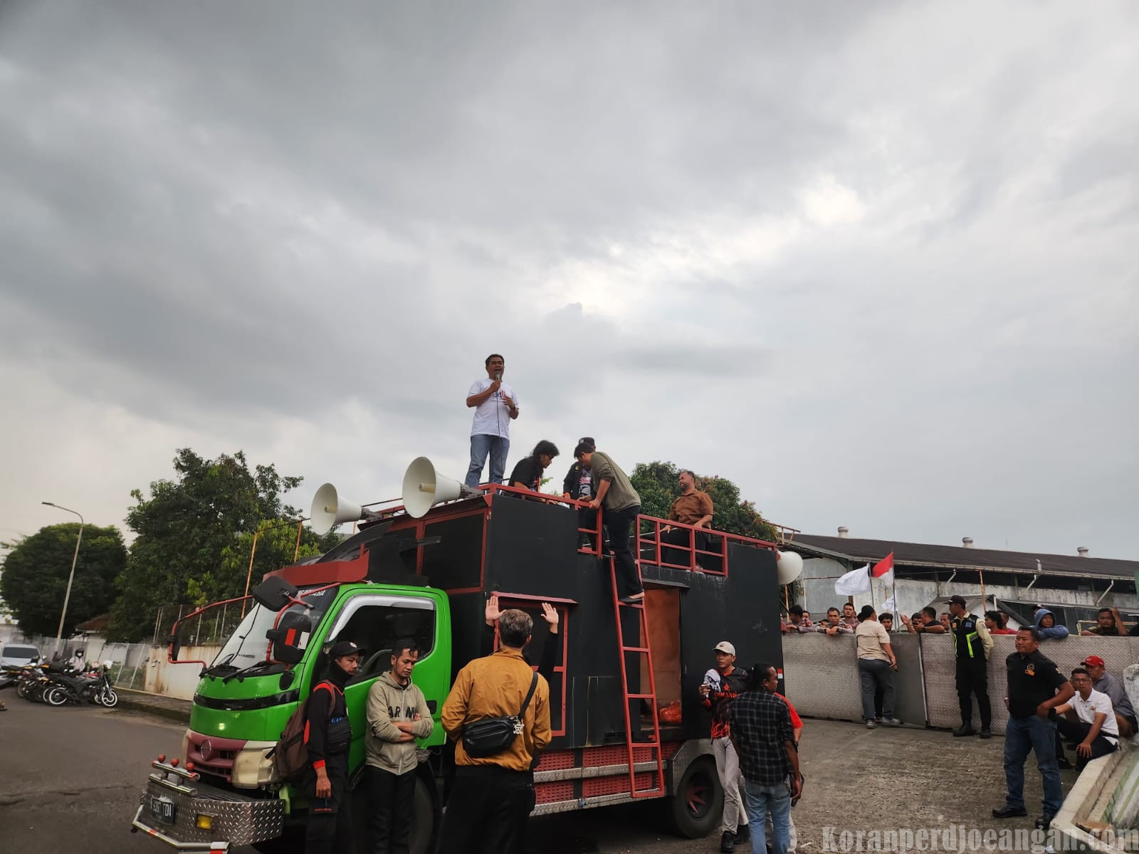 Buruh FSPMI Bekasi Kembali Gelar Aksi Solidaritas Tuntut Penyelesaian PHK Sepihak
