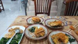 Ritual Rasa di Dapur Bu Paryanti, Sebuah Legenda Ayam Goreng di Wonokarto