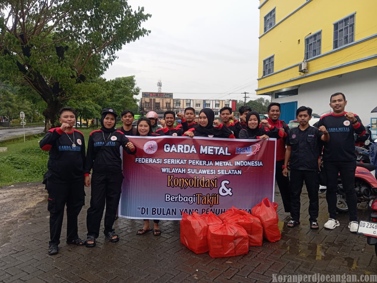 Garda Metal FSPMI Sulawesi Selatan Turun ke Jalan, Berbagi Kebaikan di Bulan yang Penuh Berkah