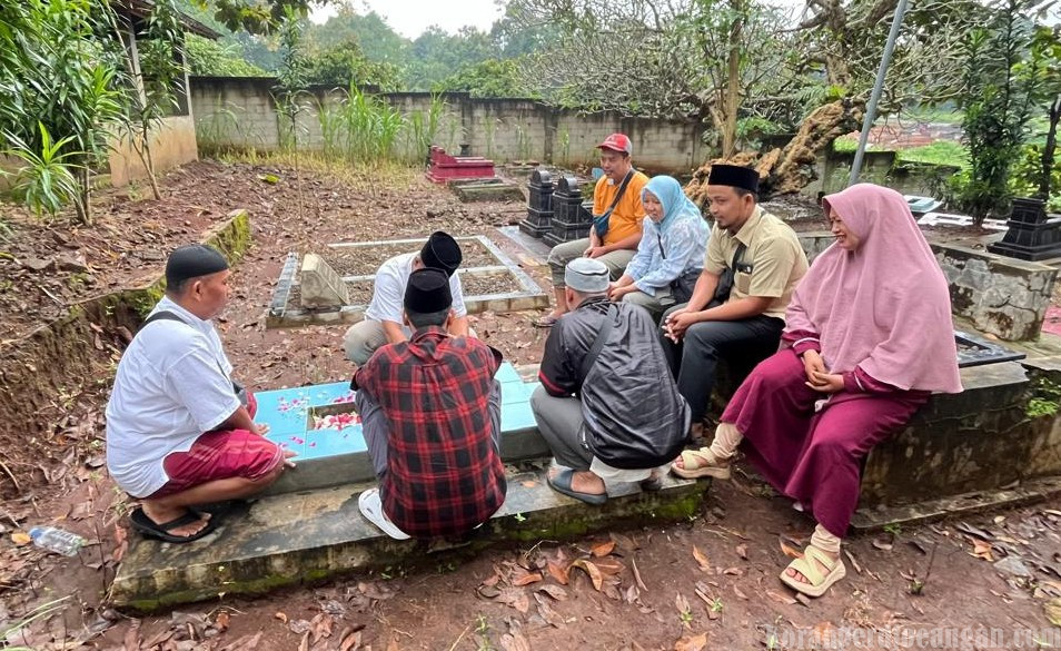 Ziarah ke Makam Almarhum Ristino, PUK SPAMK FSPMI PT SAMI TF Kenang Jejak Perjuangan