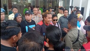 Memanas di Depan PN Jakarta Timur, Sidang Gugatan terhadap FSPMI Diwarnai Ketegangan Massa Buruh dengan Security