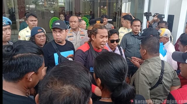 Memanas di Depan PN Jakarta Timur, Sidang Gugatan terhadap FSPMI Diwarnai Ketegangan Massa Buruh dengan Security