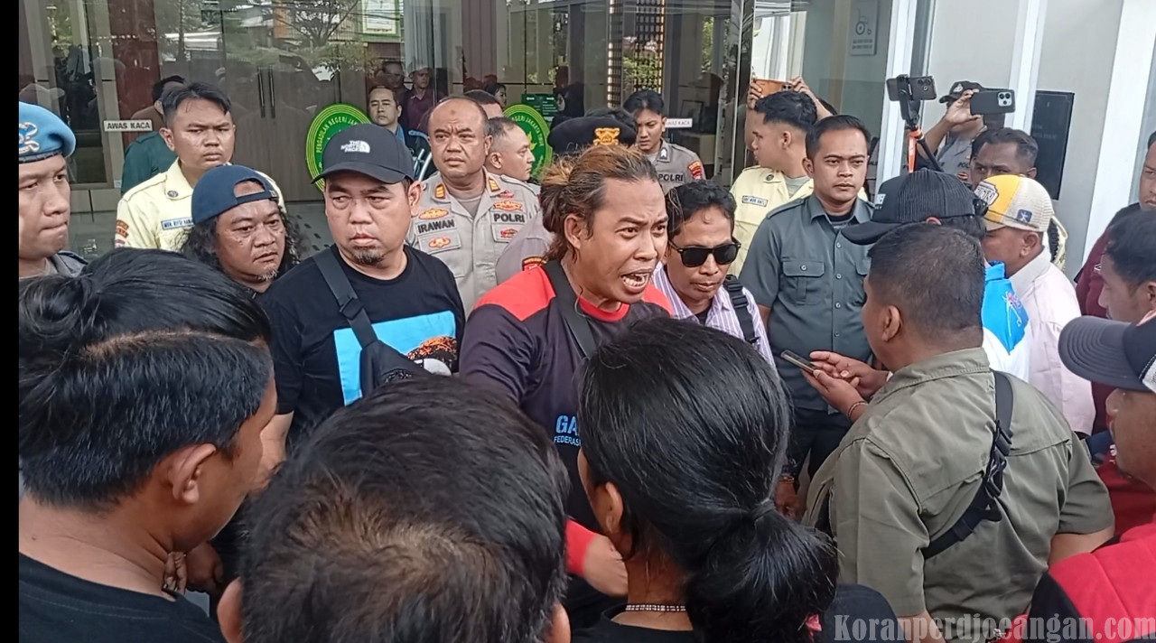 Memanas di Depan PN Jakarta Timur, Sidang Gugatan terhadap FSPMI Diwarnai Ketegangan Massa Buruh dengan Security