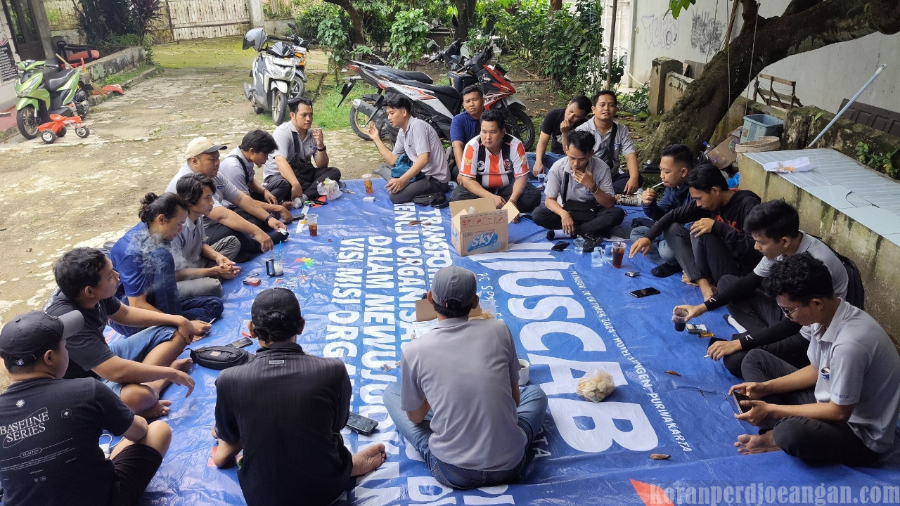 Satu Komando di Bawah Langit Senja: Anggota Serikat FSPMI PT Win Textile Shift C Perkokoh Barisan Melalui Konsolidasi dan Transparansi