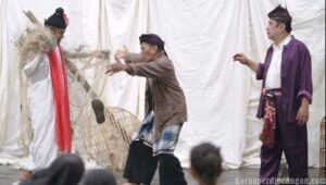 Saat “Besut” Menjala Sampah: Sindiran Pedas Lewat Ludruk untuk Warga Gunung Anyar